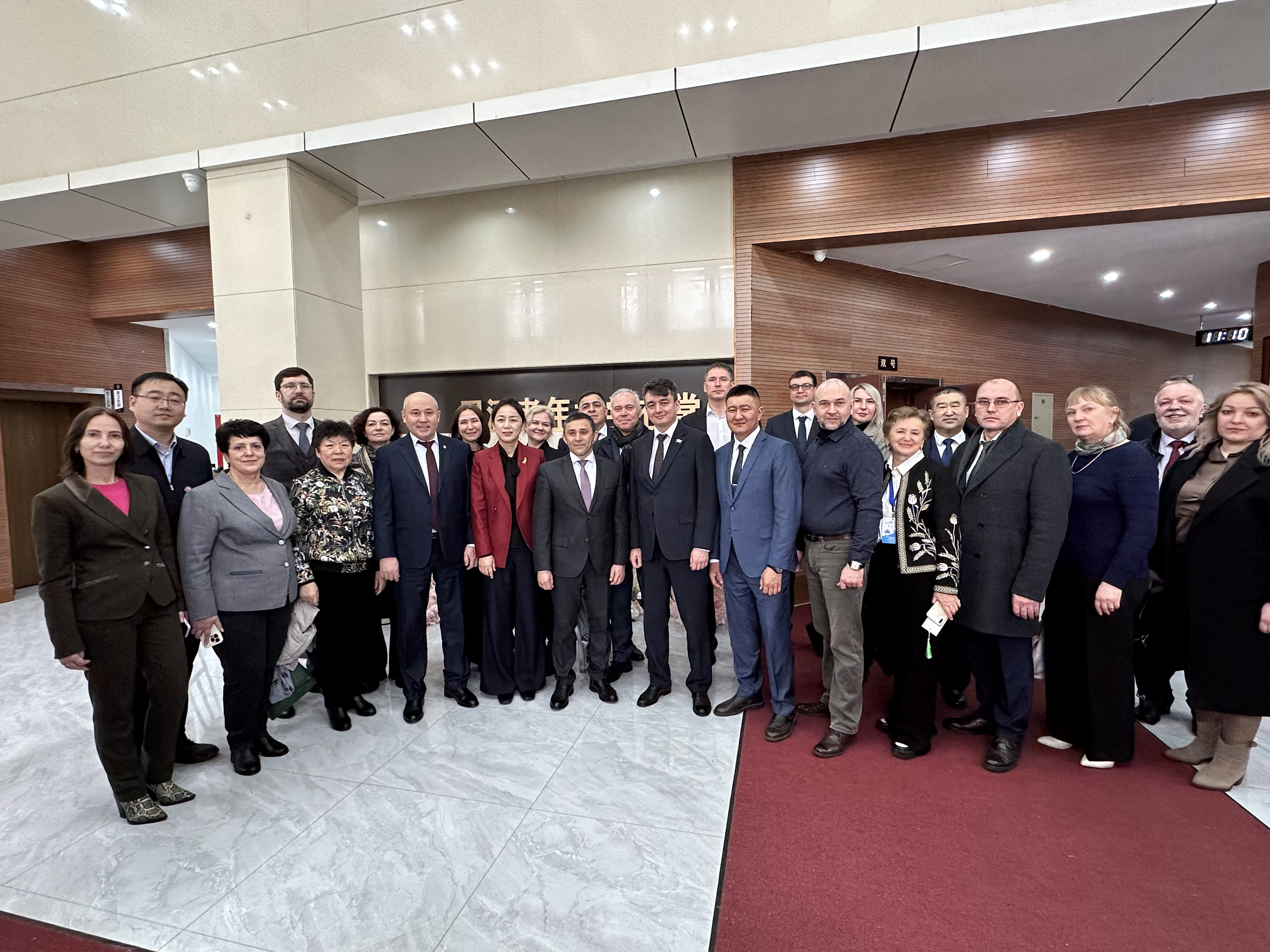 Университет пожилого человека и городская библиотека: российская делегация познакомилась с практиками, которые реализуют в Хэйхэ