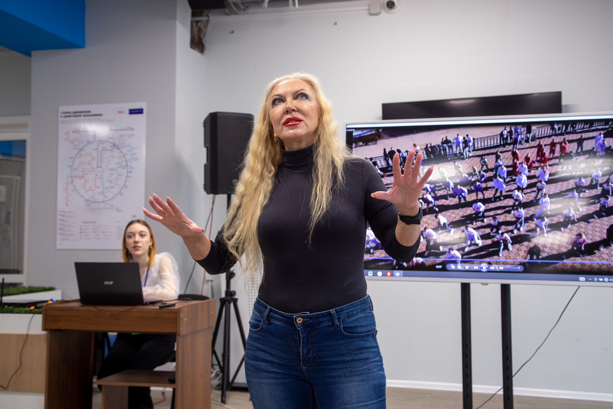 Заслуженная артистка Амурской области, радиоведущая, режиссер и гендиректор праздничного агентства учат благовещенскую молодежь в «Школе ведущих» 