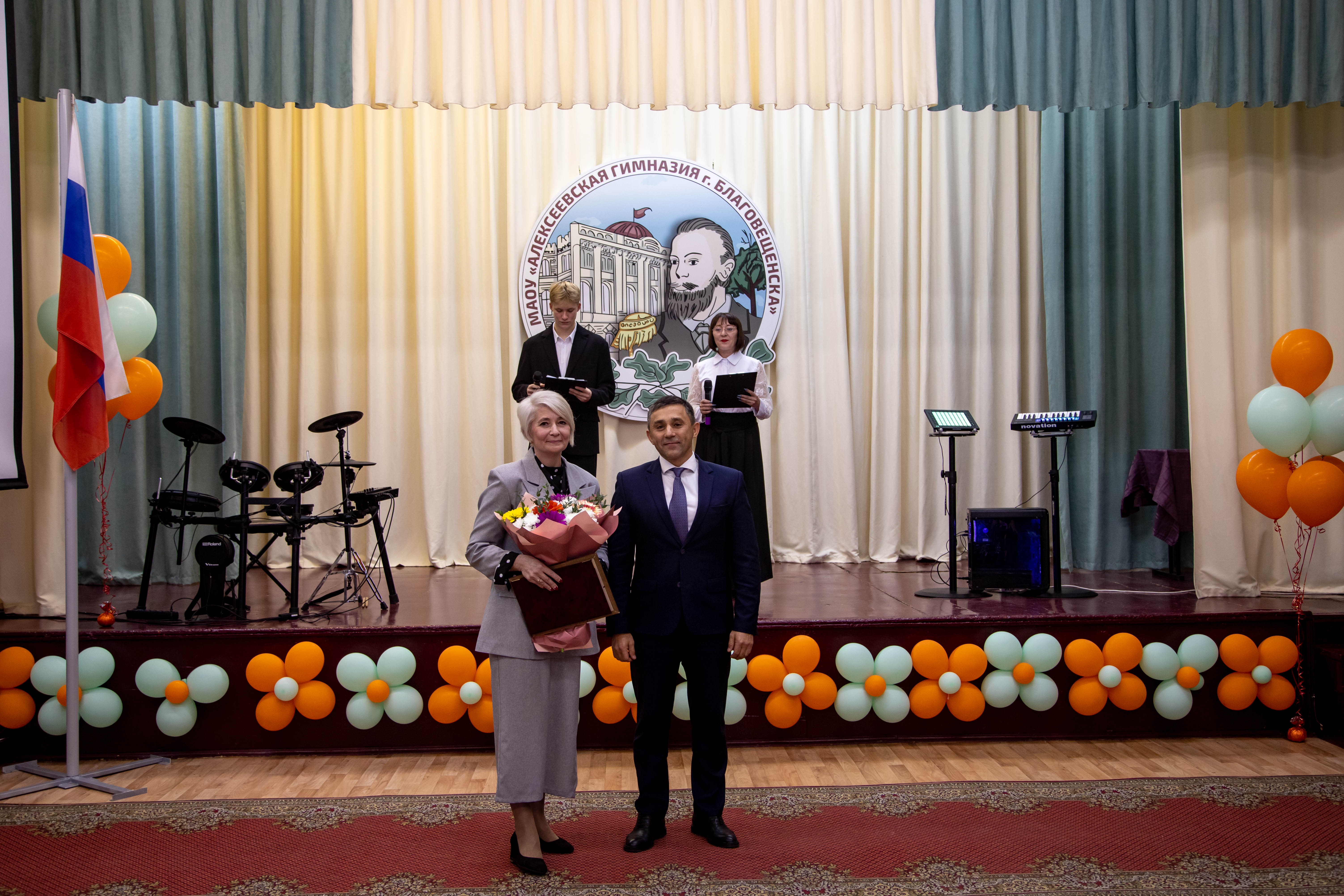 Сквозь века, сочетая традиции и современные новшества, свой 150-летний юбилей отмечает благовещенская Алексеевская гимназия