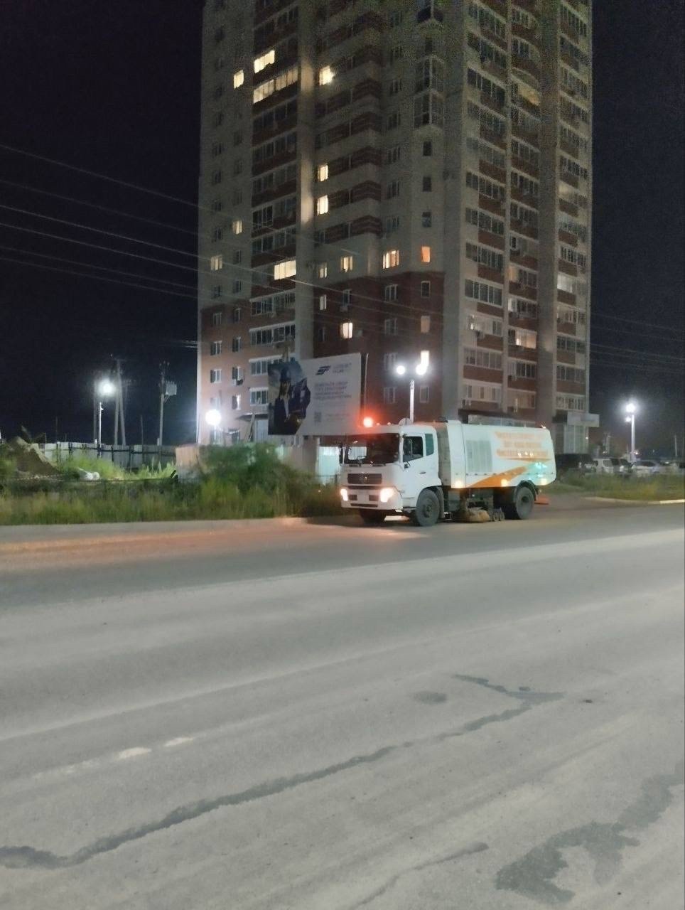 На улицы амурской столицы вышла команда из 14 коммунальщиков