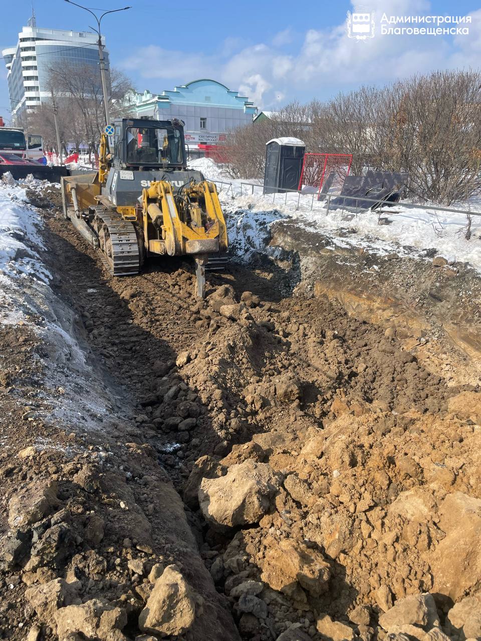 На улице Красноармейской готовят котлован для замены водопровода