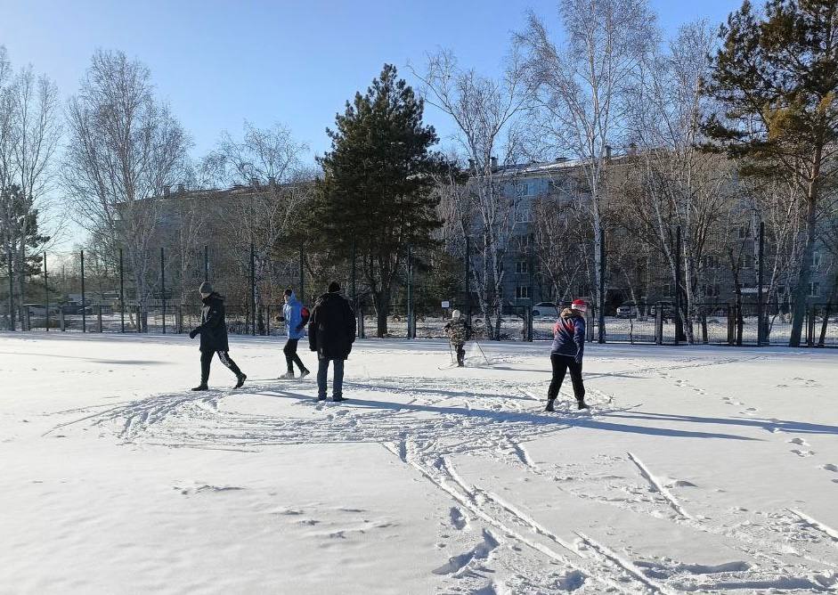 Благовещенцы занимаются на умной спортивной площадке круглый год