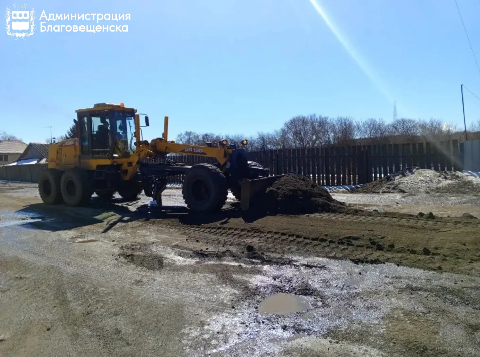 Расконсервация ливневок, откачка воды и профилирование гравийных дорог: городские службы работают на улицах Благовещенска