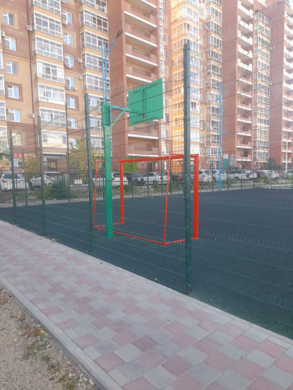 Игры с мячом под надежной защитой: ГСТК ремонтирует ограждения на общественных территориях, которые пострадали от действий вандалов