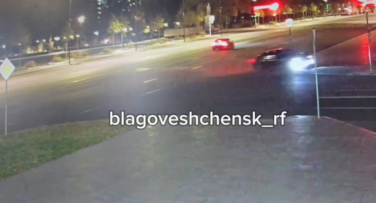 Жертвой ночного гонщика в Благовещенске стал дорожный знак возле правительства области