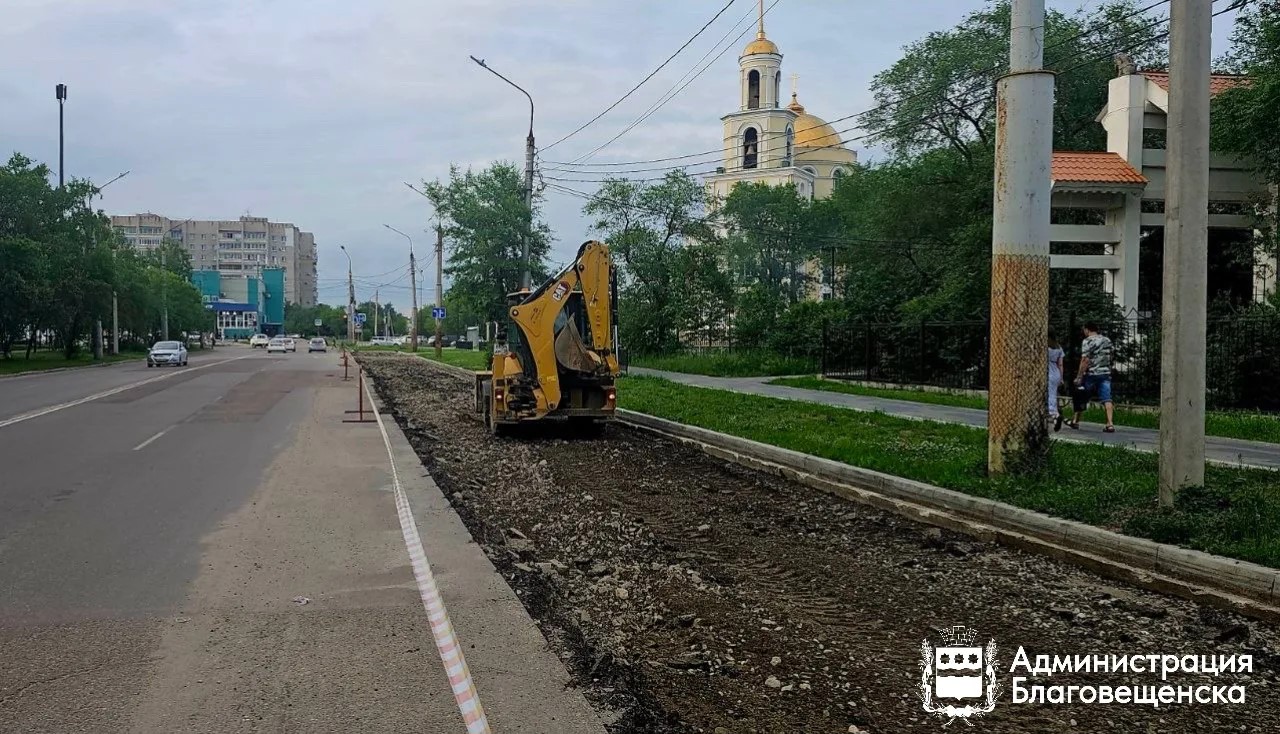 В Благовещенске приступили к обустройству парковки вдоль Храма Ксении Петербургской