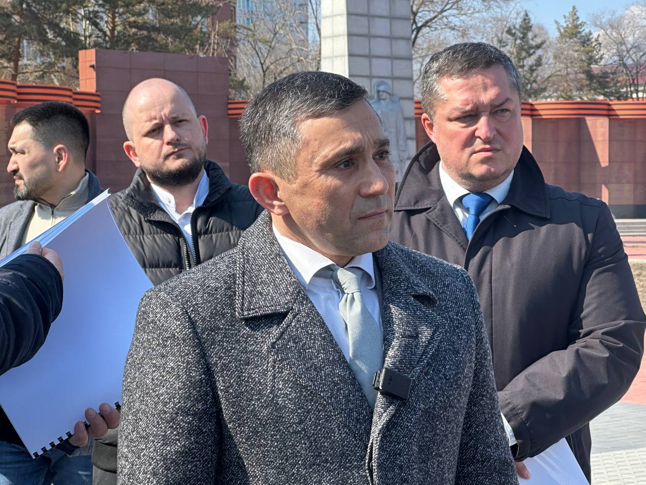 «До первого мая на площади будет уложена новая плитка, заменят системы водоотведения, установят новые освещение и флагшток»: мэр Благовещенска Олег Имамеев рассказал губернатору региона Василию Орлову как продвигается реконструкция площади Победы