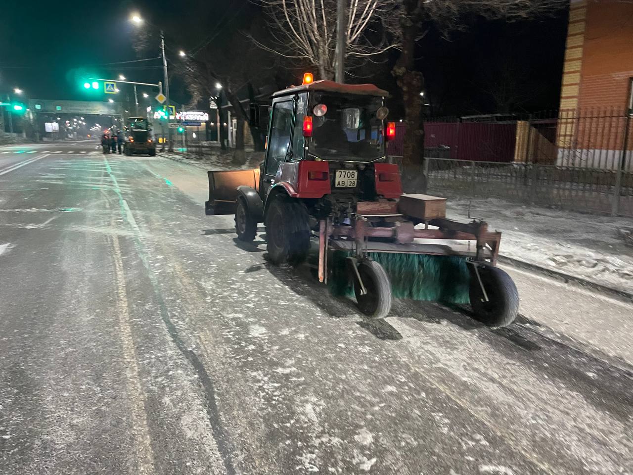 Дорогу возле лицея № 11 в Благовещенске очистили рабочие ГСТК