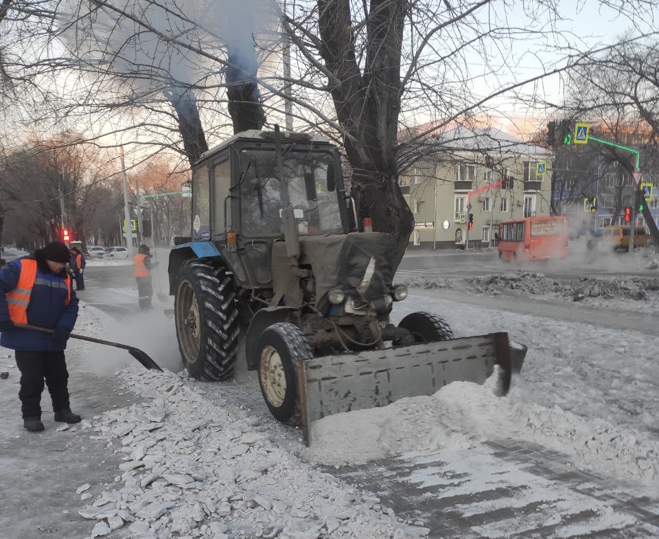 Тротуары и остановки приводит в порядок ГСТК в Благовещенске 
