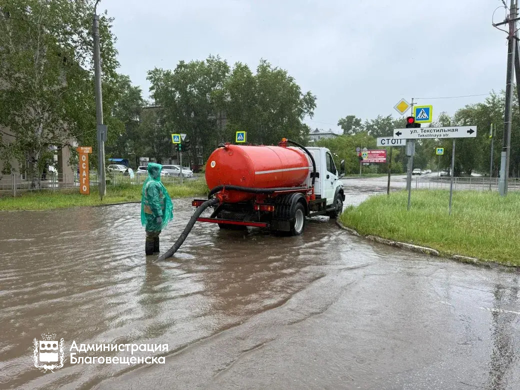В Благовещенске после дождей откачали около 2 тысяч кубометров воды