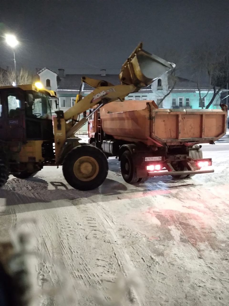 Рабочие ГСТК очищают дороги и тротуары от снега и наледи