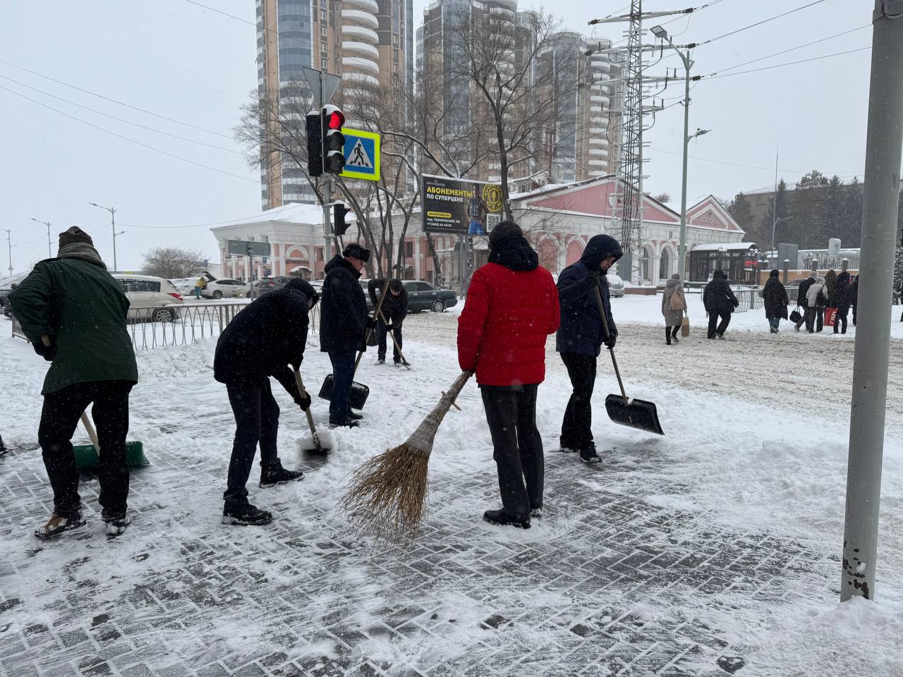 Автобусные остановки и подходы к пешеходным переходам помогают очищать сотрудники городской администрации