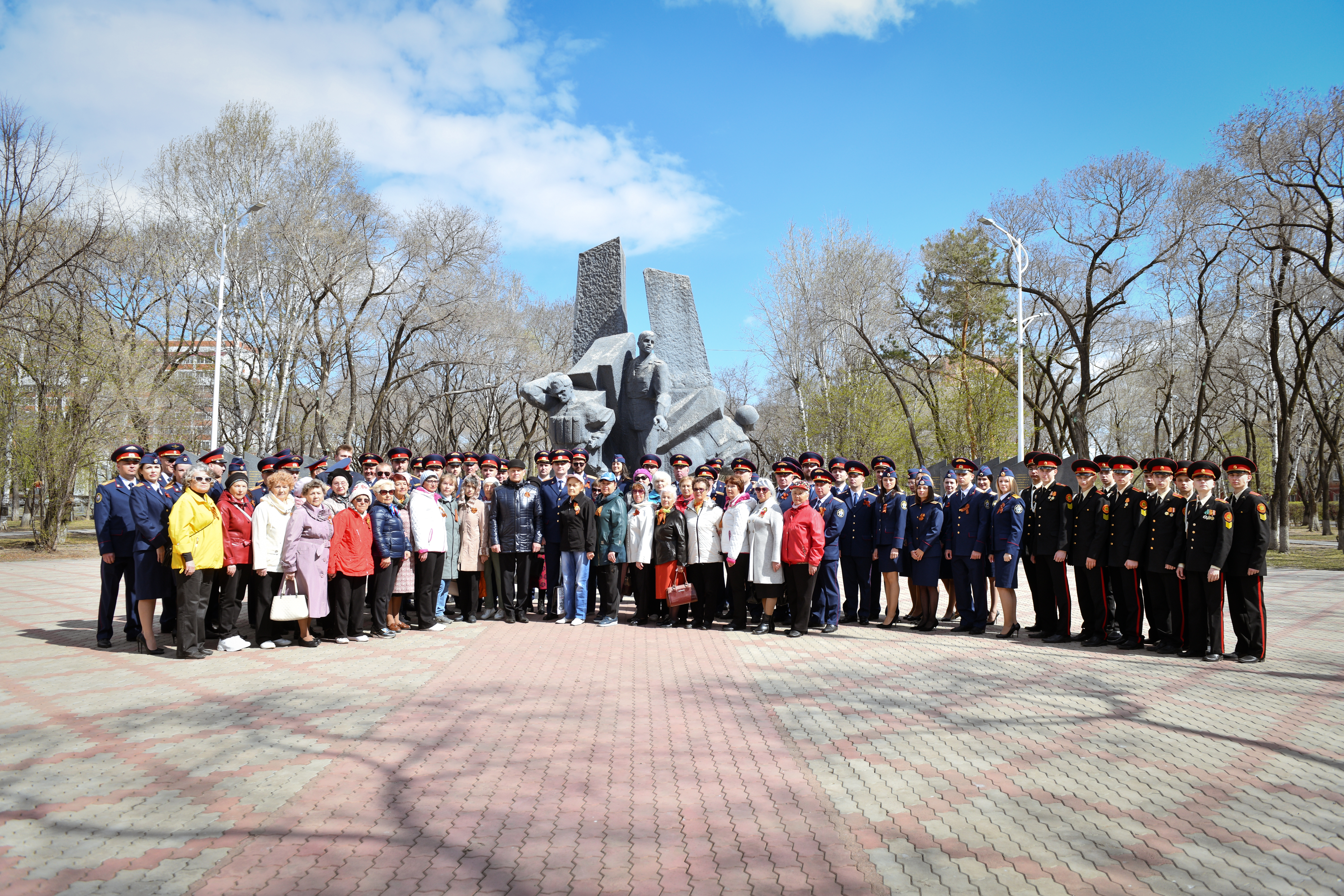 Три поколения благовещенцев возложили цветы к памятникам защитникам Отечества