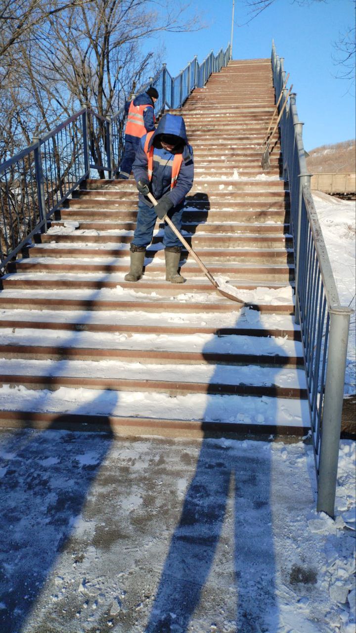 ГСТК очищает дороги в две смены