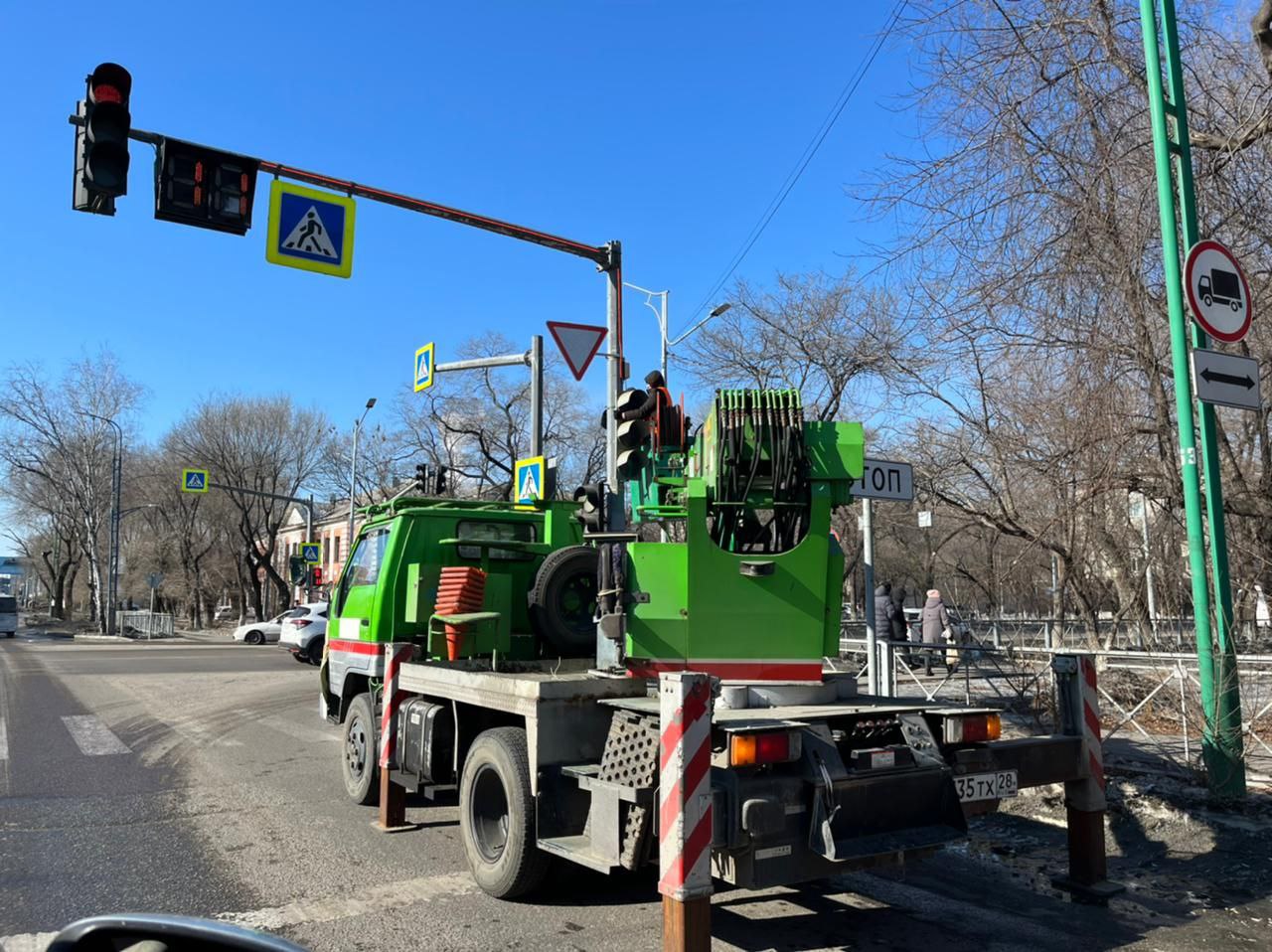 В Благовещенске на перекрестке Октябрьской-Калинина устанавливают дублирующие секции светофоров