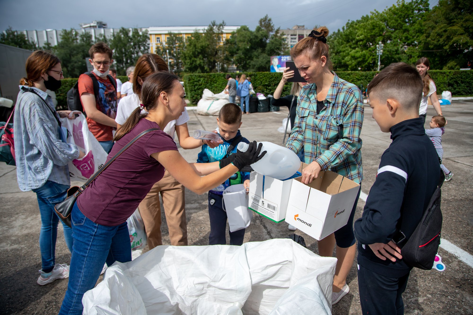 Благовещенцев приглашают поделиться своей школьной формой, сдать старые бамперы автомобилей, бытовую технику и прочее вторсырье