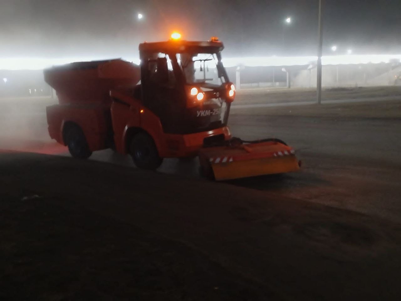 В Благовещенске борются с песком и мелким мусором на проезжей части