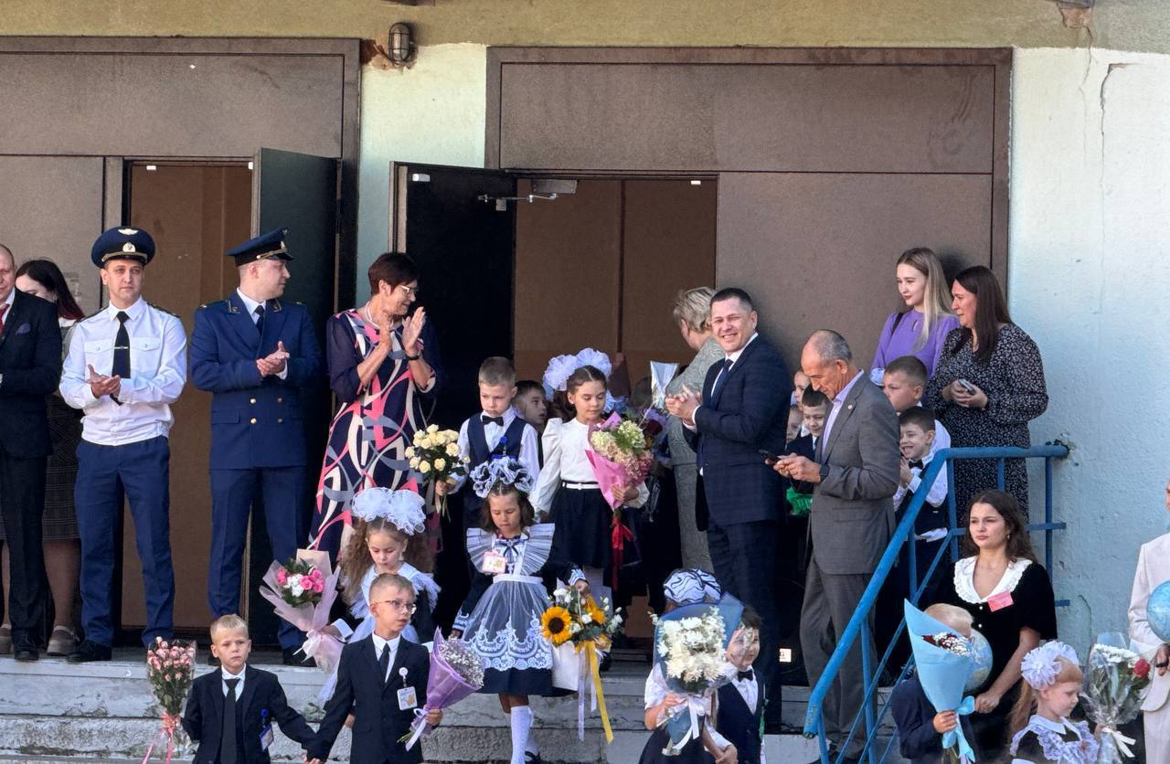 «Новых возможностей, открытий, свершений, и, конечно, усидчивости»: благовещенских школьников поздравляют с началом учебного года