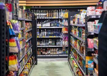 Штраф до 500 тысяч рублей или исправительные работы: о наказании за продажу алкоголя детям рассказали благовещенцам