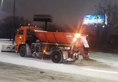 Почти 2 тысячи тонн противогололедного материала высыпали на улицы Благовещенска