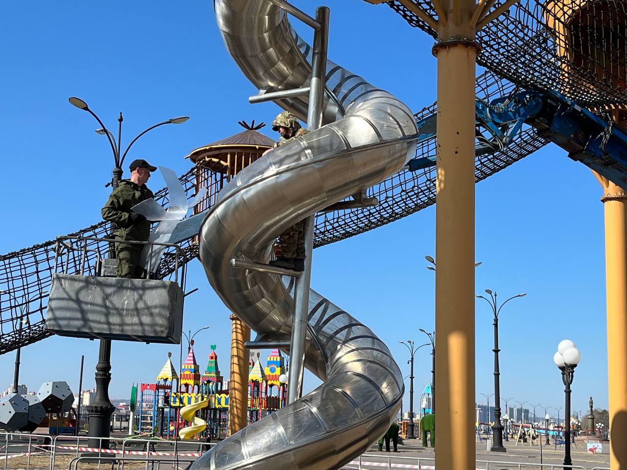 Поврежденные элементы горки на детской площадке в Благовещенске меняют на более прочные