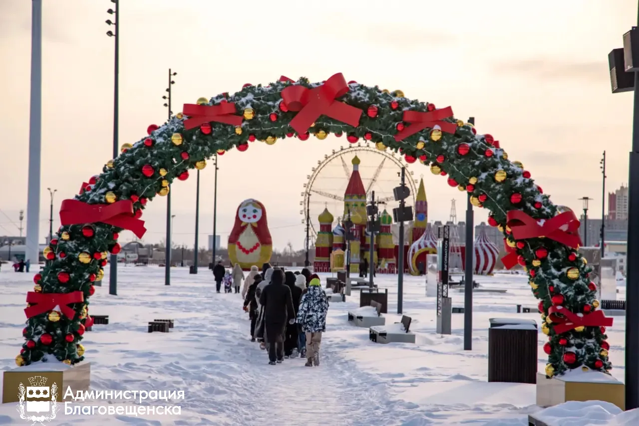 В Благовещенске начали убирать новогодние декорации