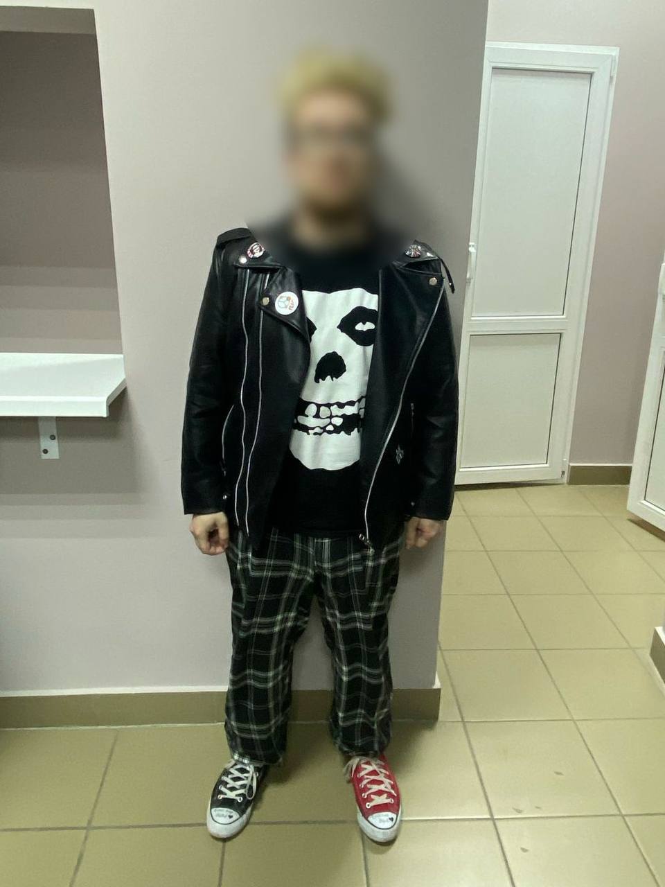 Полицейские Благовещенска задержали правонарушителя, оставившего надписи на скамейках города