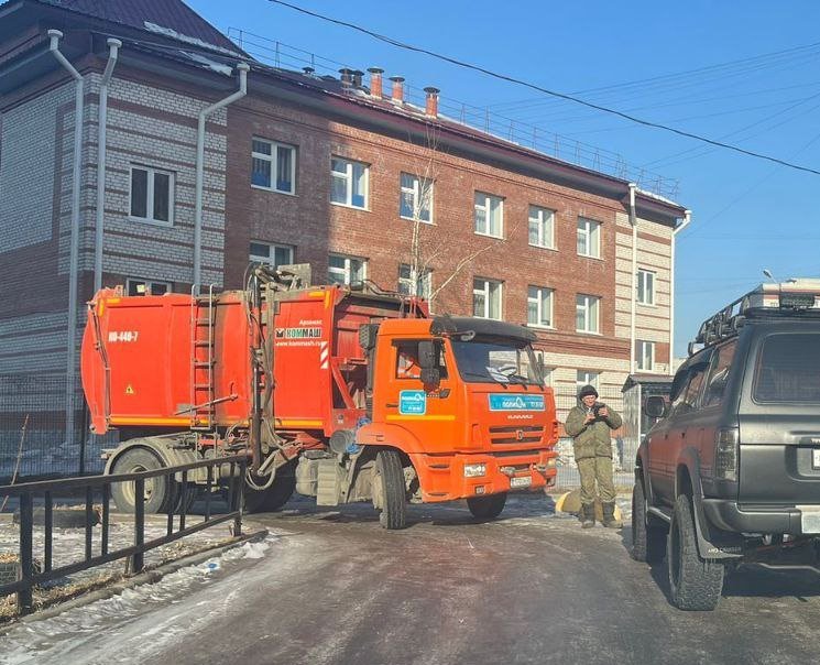 Припаркованные возле мусорных контейнеров автомобили – красный свет для мусоровозов