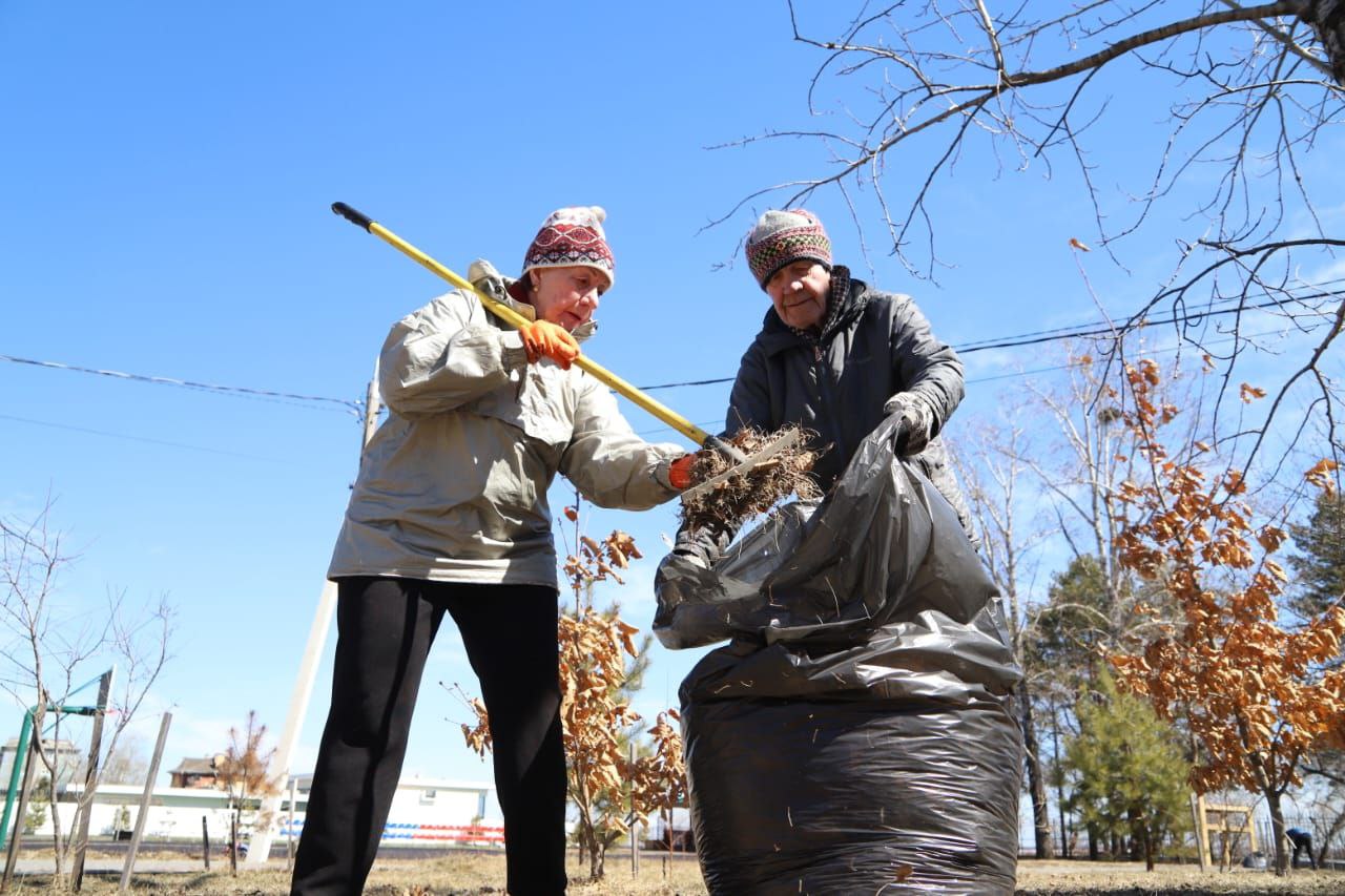 Благовещенцы 55+ применили на субботнике лайфхак для цветников и газонов