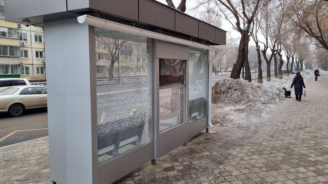 Жертвой хулигана стала новая благовещенская остановка