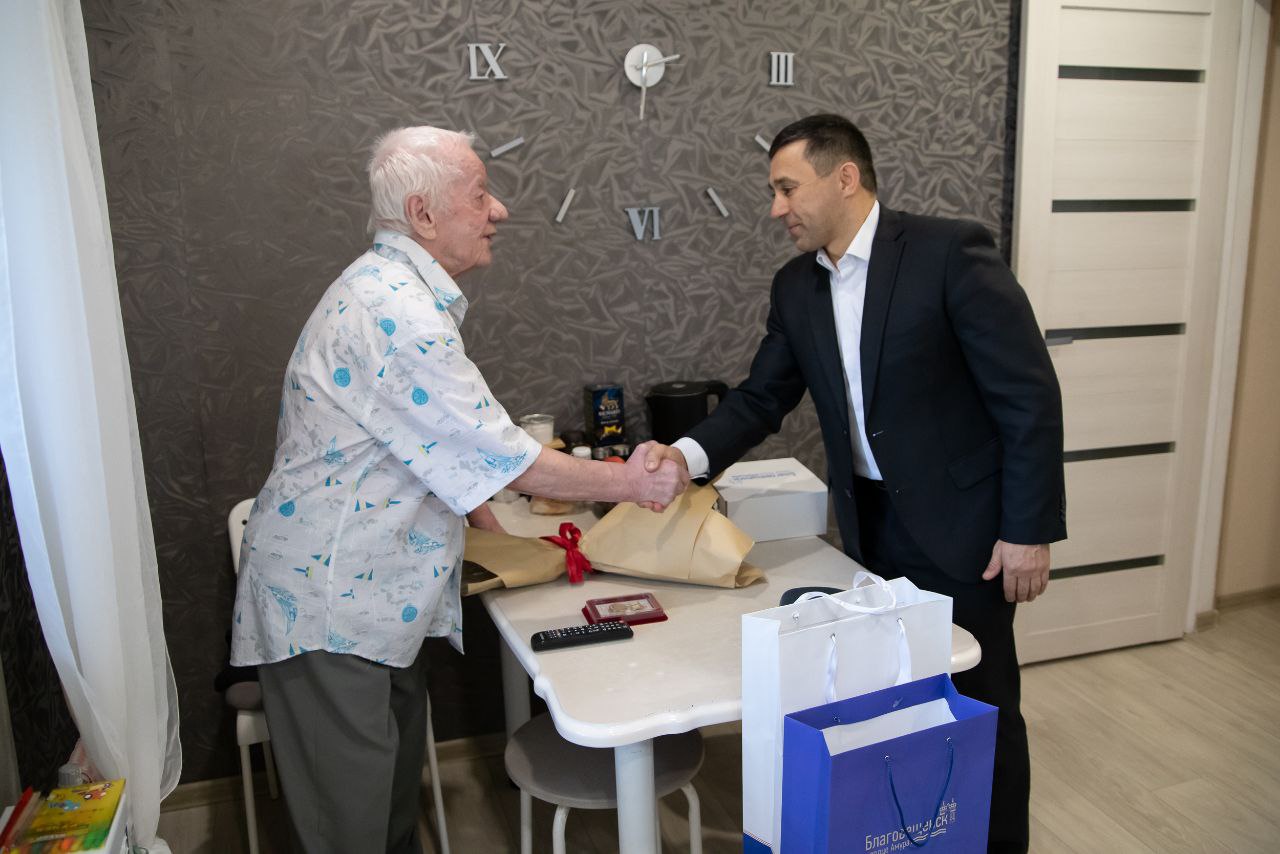 Мэр Благовещенска Олег Имамеев вручил почетный знак жителю блокадного Ленинграда 