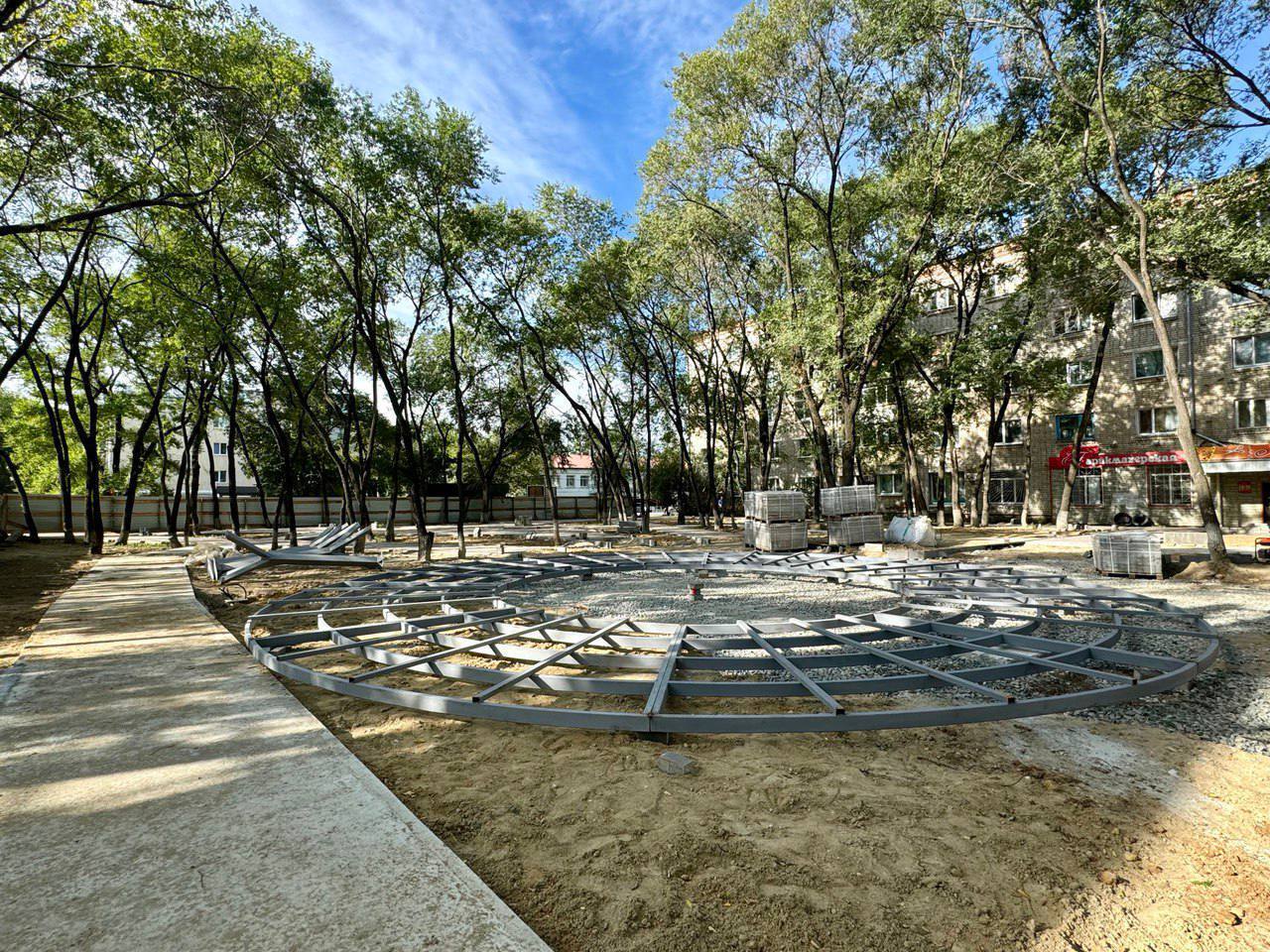  Укладка тротуара и подготовка почвы: благоустройство сквера на Калинина - Ломоносова в Благовещенске завершили на 60%