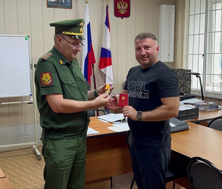 Добровольцу из Благовещенска вручили медаль за содействие СВО