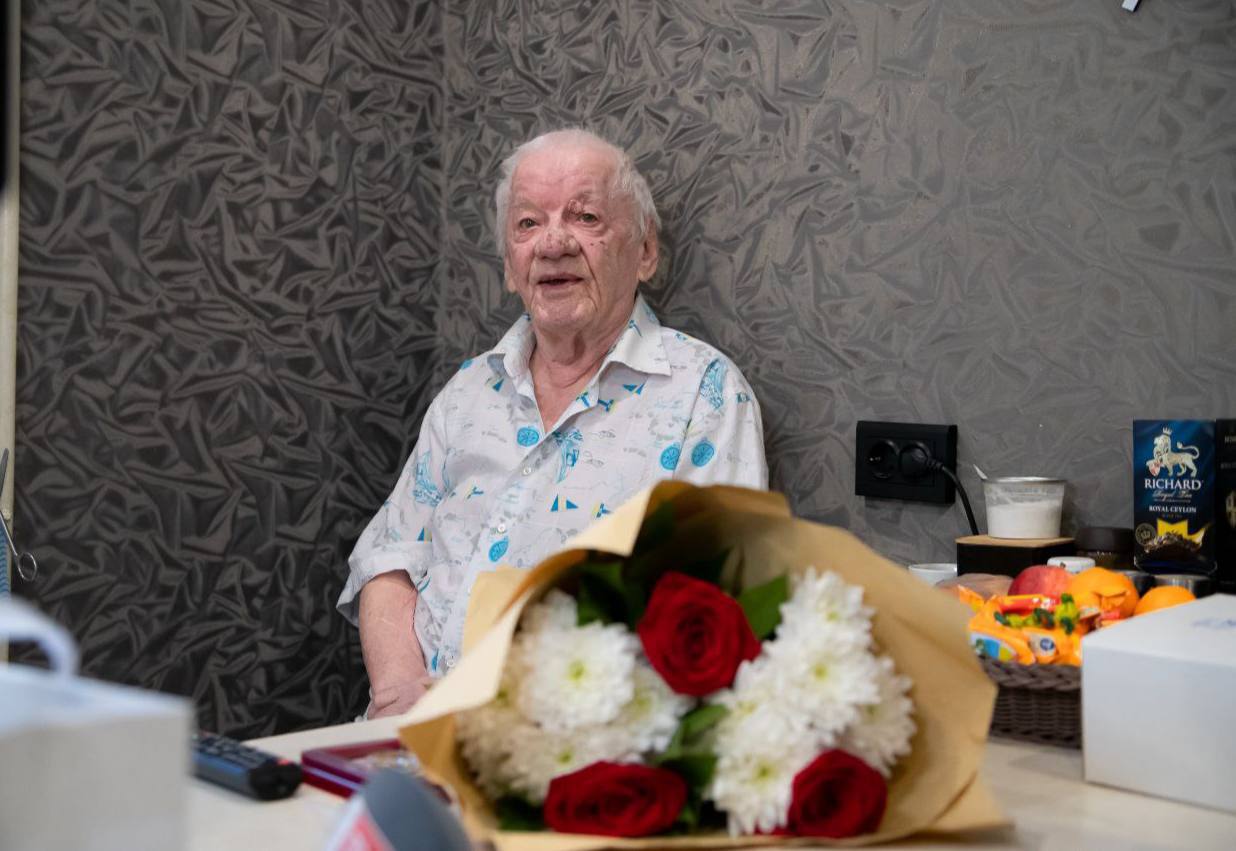 Мэр Благовещенска Олег Имамеев вручил жителю амурской столицы юбилейную медаль «80 лет Победы в Великой Отечественной войне 1941-1945гг»