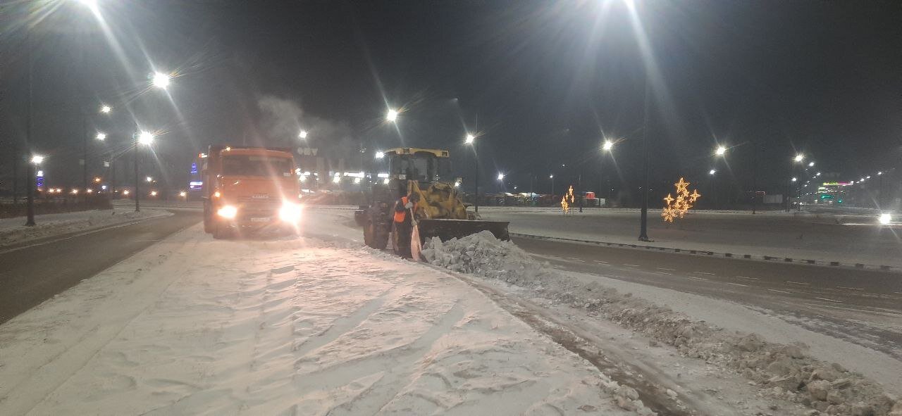 В Благовещенске ГСТК убирает снег с обочин 