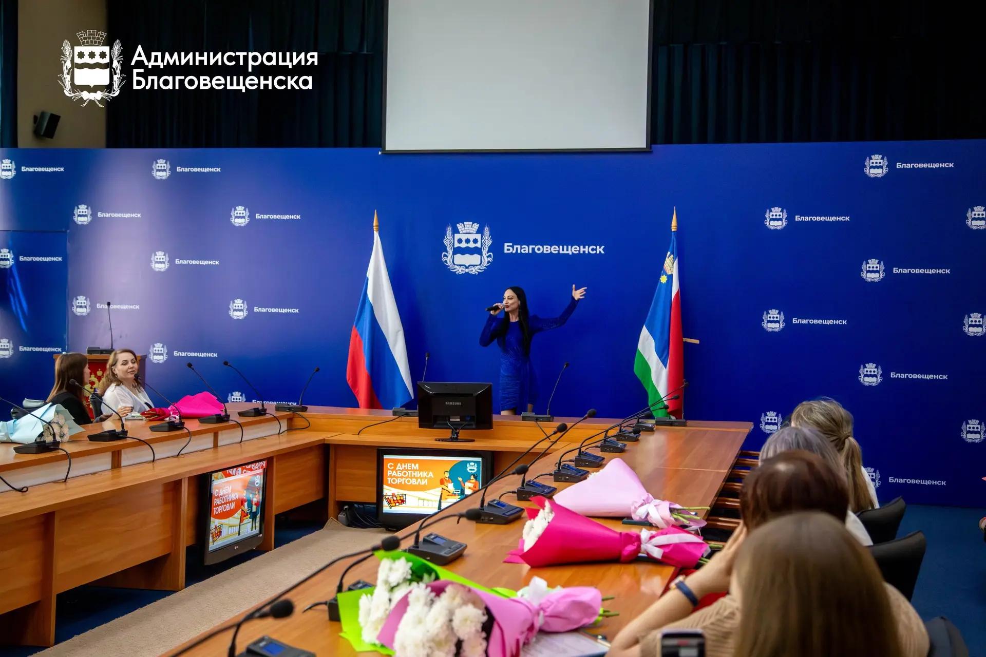 Благовещенск чествует работников торговли