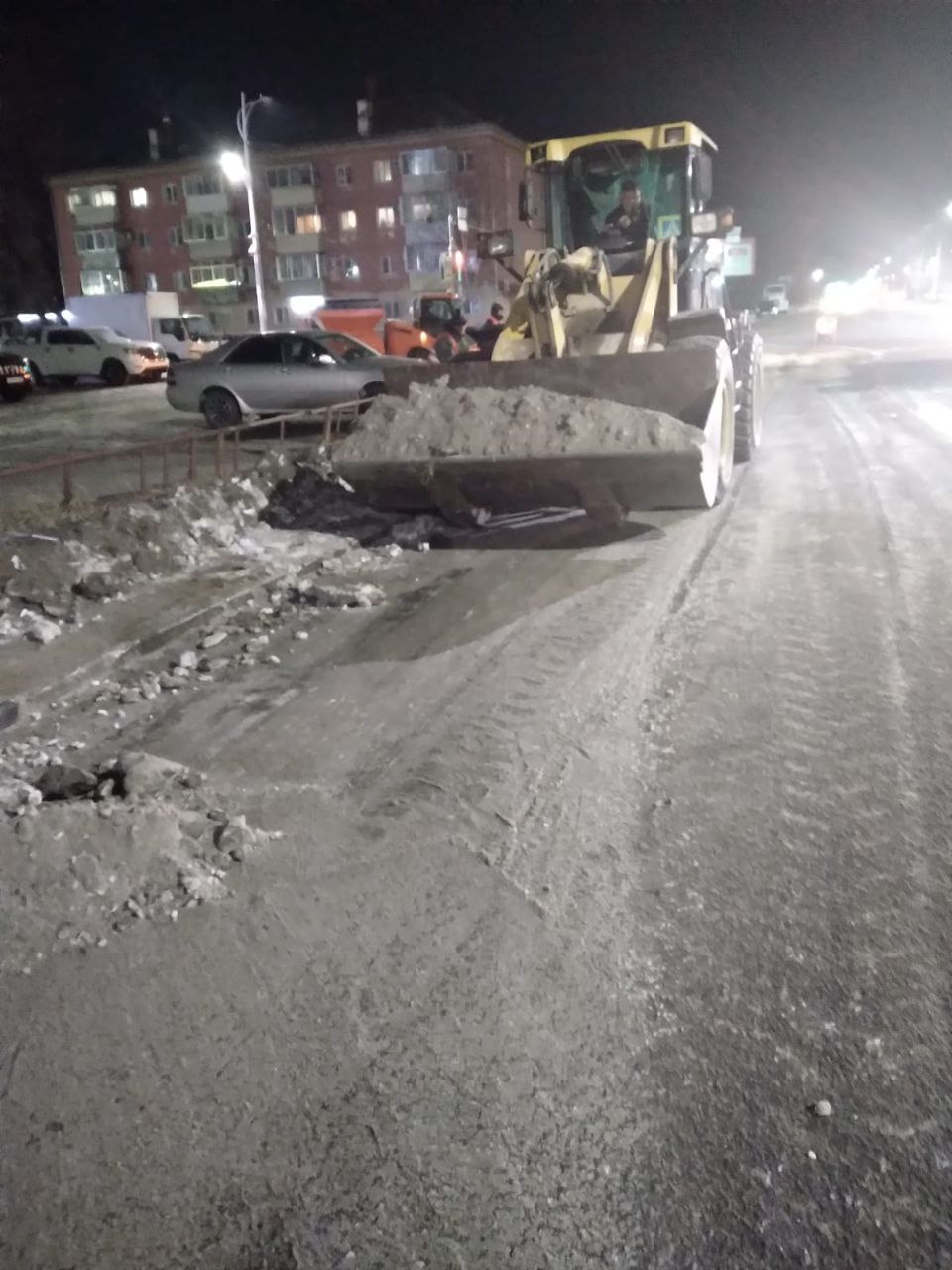 Ночью сотрудники ГСТК освободили от наледи тротуары на Горького