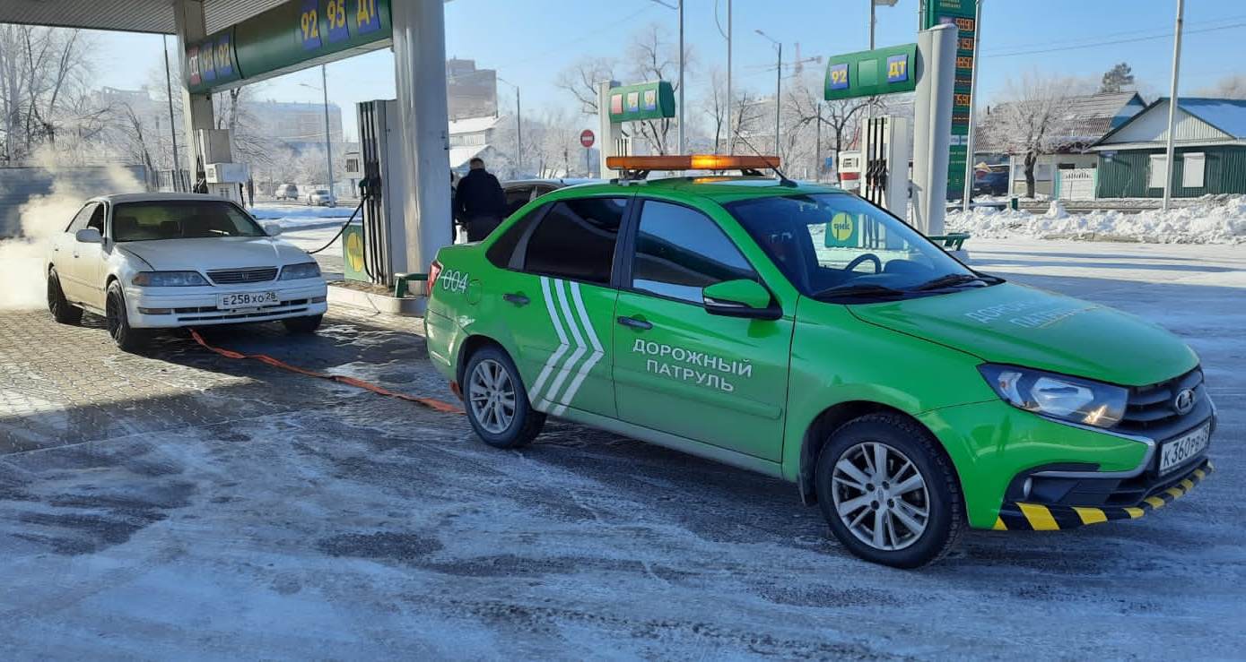 «Дорожный патруль» помог автоледи с пустым бензобаком  