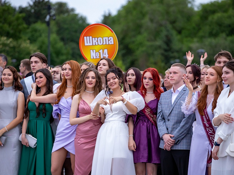 «Выпускной, и ты в красивом платьице»: школьный бал соберёт благовещенских старшеклассников на площади Ленина 