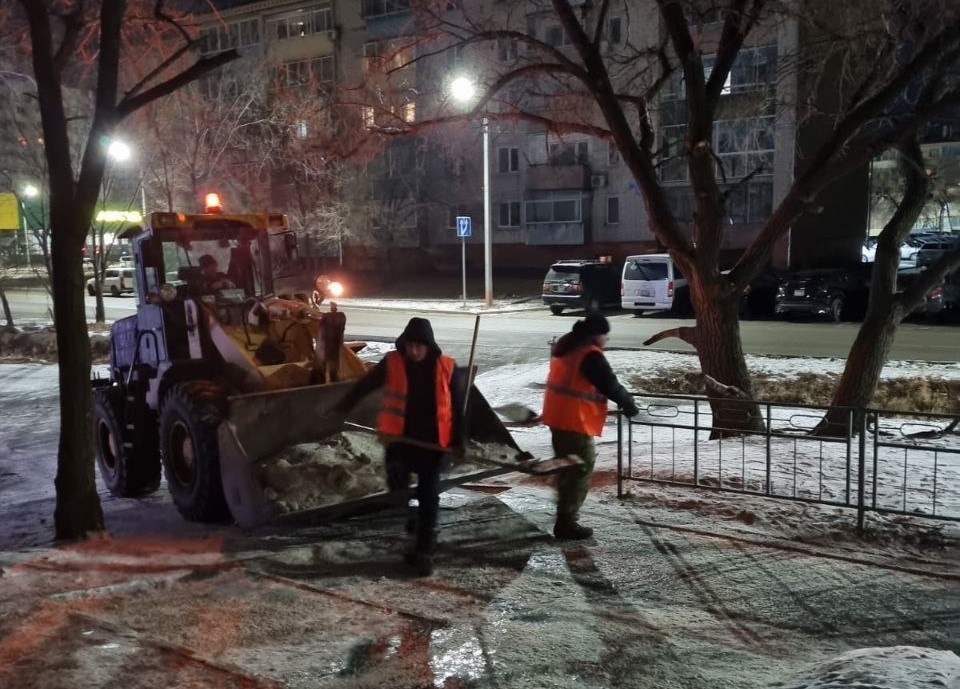 Коммунальные рабочие Благовещенска активно очищают дороги от снега и льда