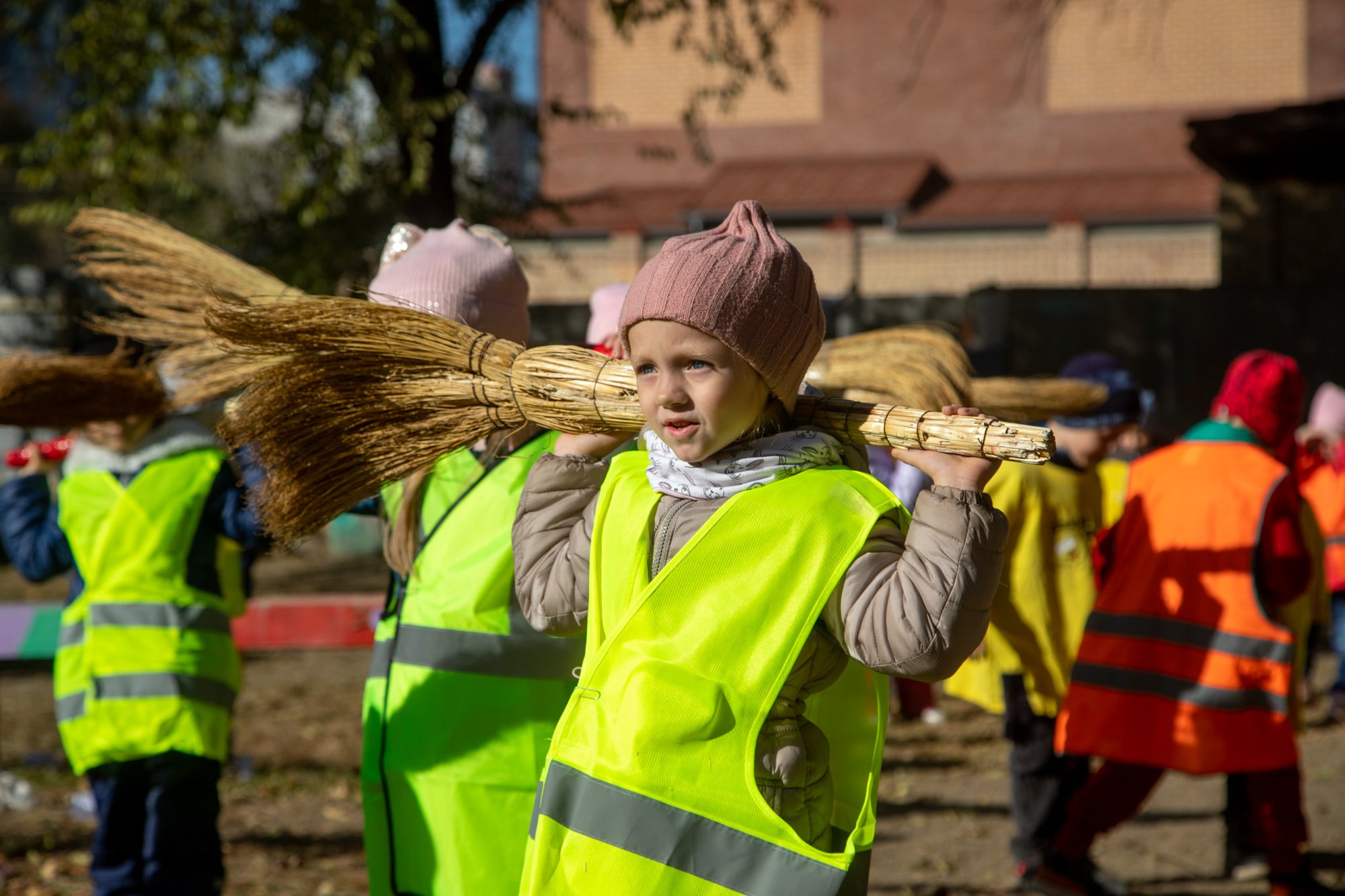 Пусть дереву будет тепло: благовещенские дошколята собирают листья, чтобы согревать деревья