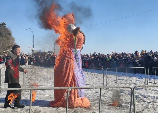 Вместе с невзгодами и неприятностями чучело Масленицы сожгли в Благовещенске