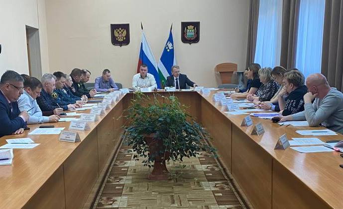 В Благовещенске прошла внеочередная КЧС по ситуации с домом по Новой, 2