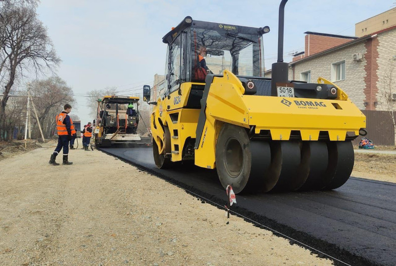 В Благовещенске дорожники начали укладывать асфальт на улице Тенистая
