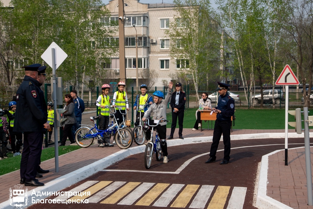 Уроки, игры и эстафеты: как школы Благовещенска учат детей ПДД