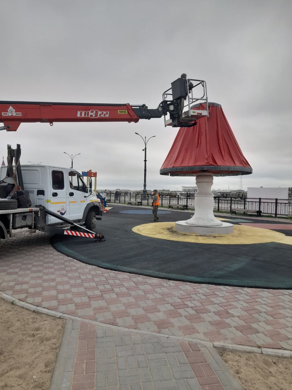 На детской площадке набережной Амура ГСТК отремонтировал торшер