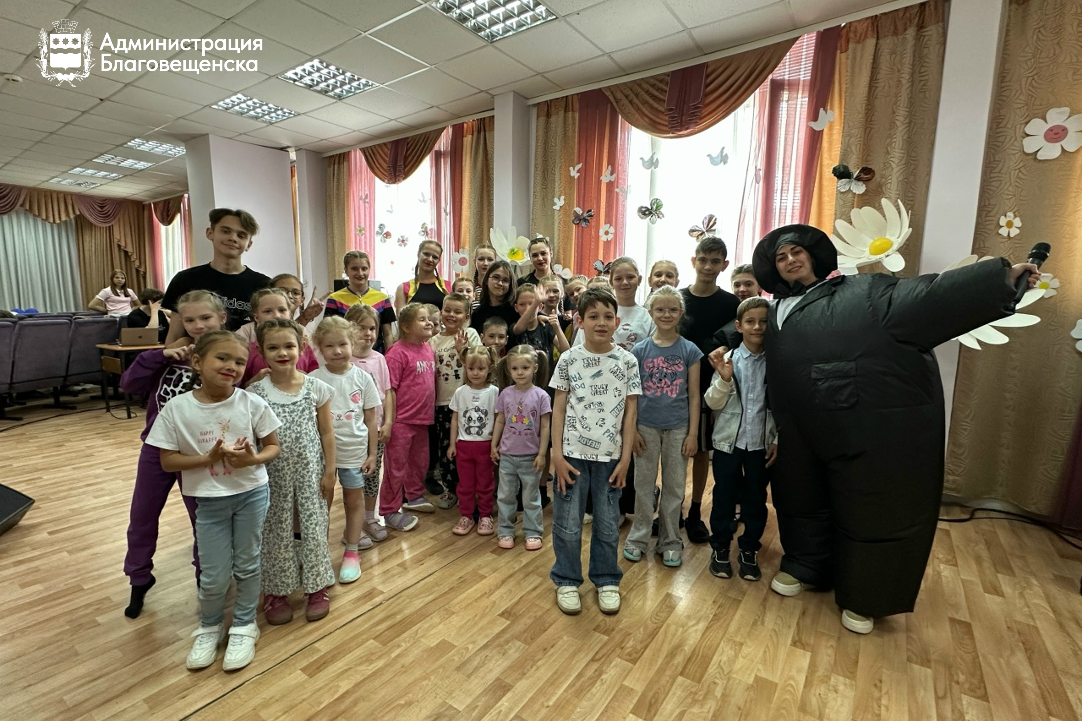 Благовещенские циркачи порадовали концертом детей городской больницы