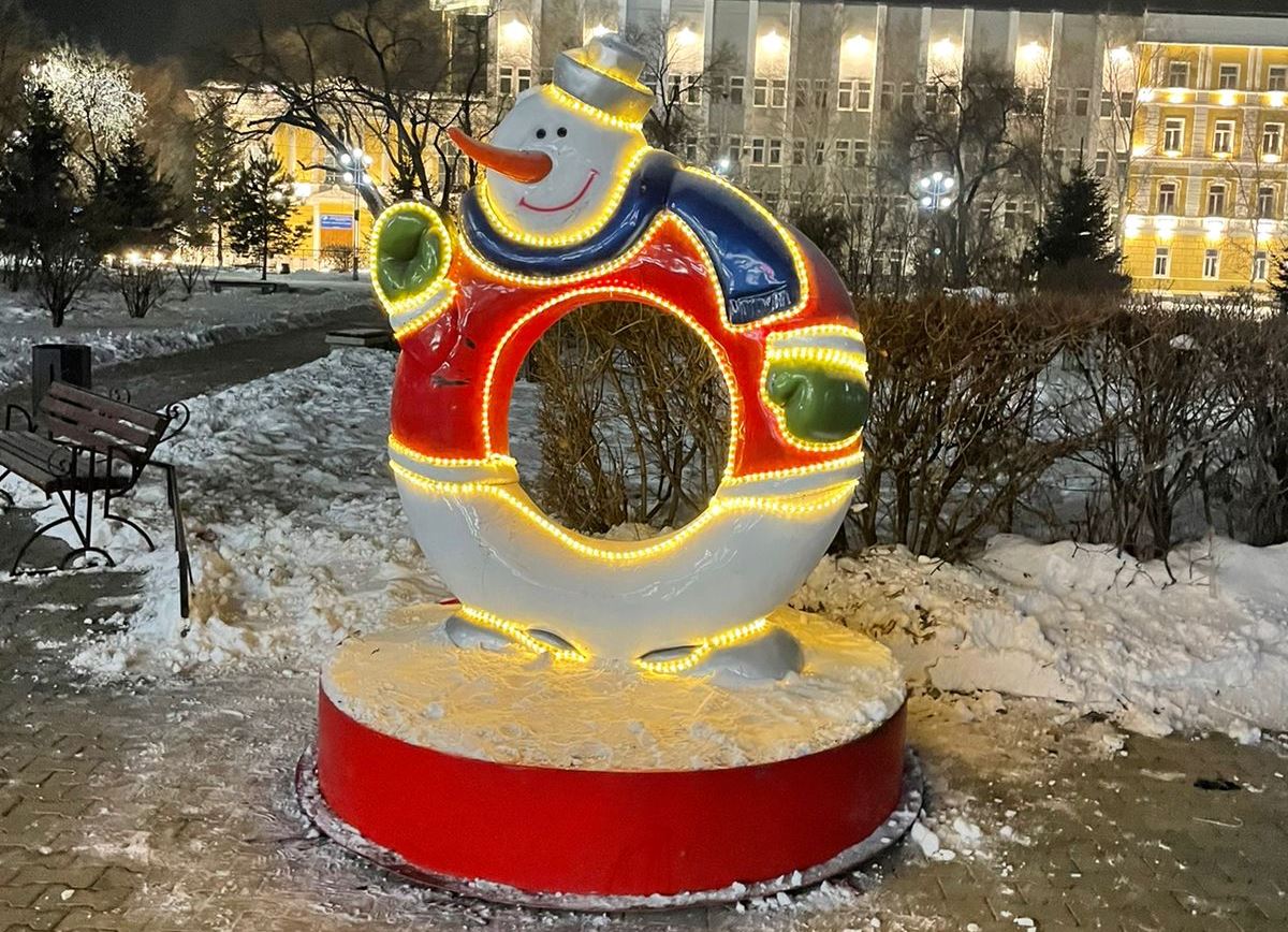 Благовещенские улицы «одевают» в новогоднее убранство