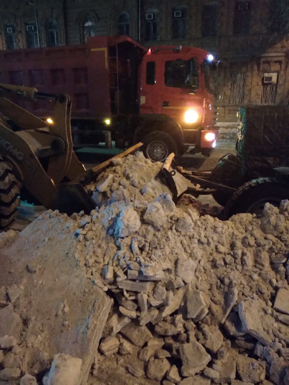 В Благовещенске ГСТК убирает снежные валуны