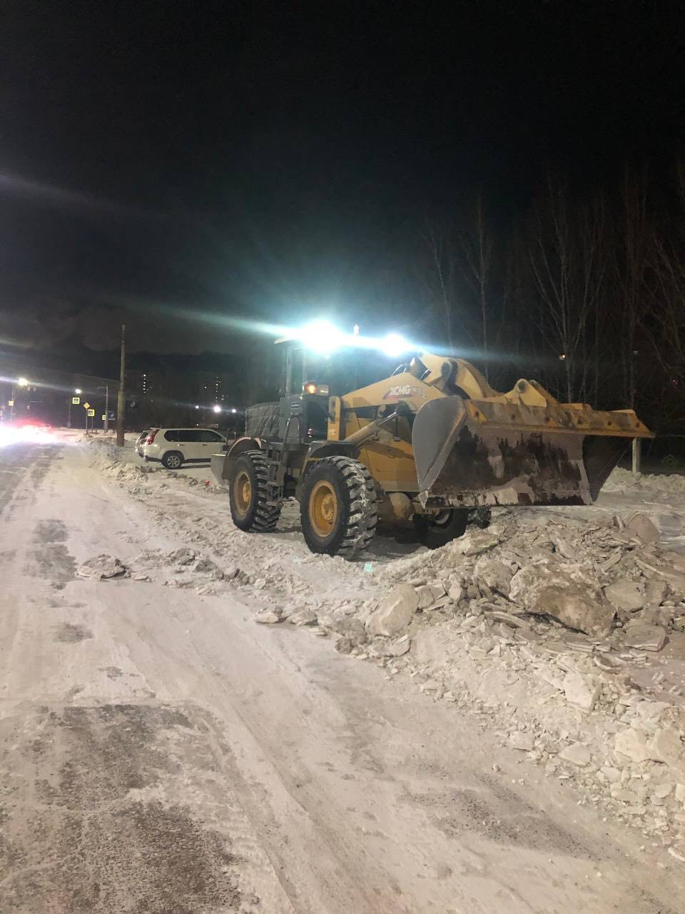 Рабочие и техника ГСТК очищают проезжую часть от наледи в микрорайоне